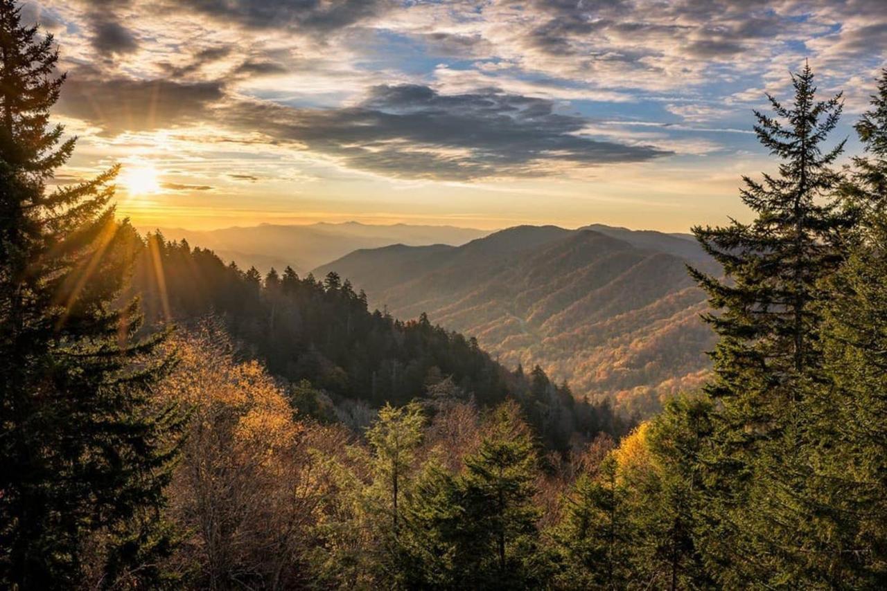 Sky High Views!!-Peak Mountaintop-Outdoor Pool-Close To Downtown-Private Balcony-Wifi-Cable Gatlinburg Exteriör bild
