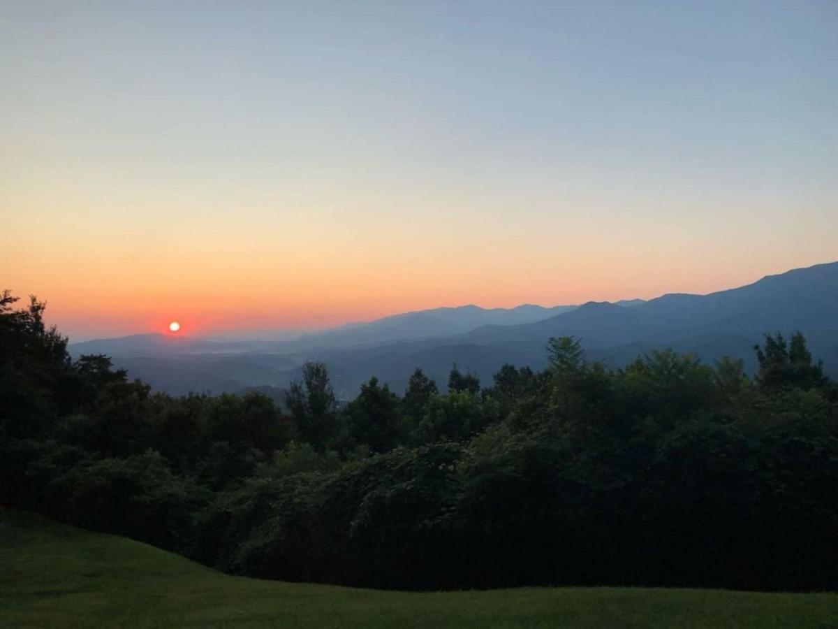 Sky High Views!!-Peak Mountaintop-Outdoor Pool-Close To Downtown-Private Balcony-Wifi-Cable Gatlinburg Exteriör bild